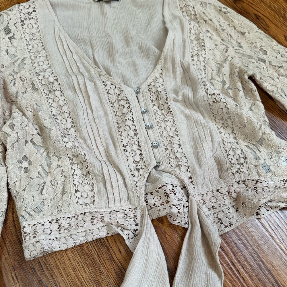 Gorgeous American Eagle Top - Picture 2 of 4